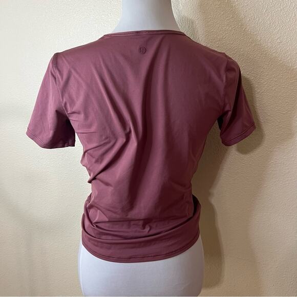 Lululemon Do the Daily Short Sleeve Twist Tee Shirt in Plumful 4 - Picture 4 of 5